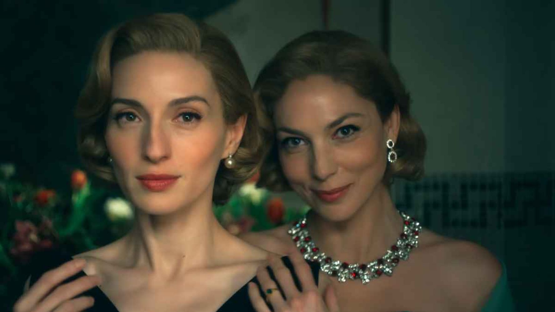 Elisa y Adela en “El problema final”.