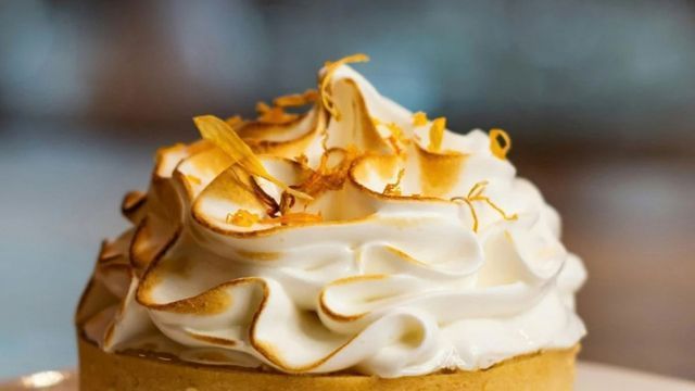 Cómo hacer el merengue suizo perfecto: brilloso, firme y el secreto infalible para tus postres