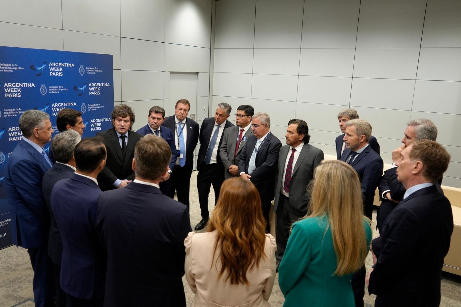Rogelio Frigerio en París junto al Presidente Milei, Gobernadores y Ministros.