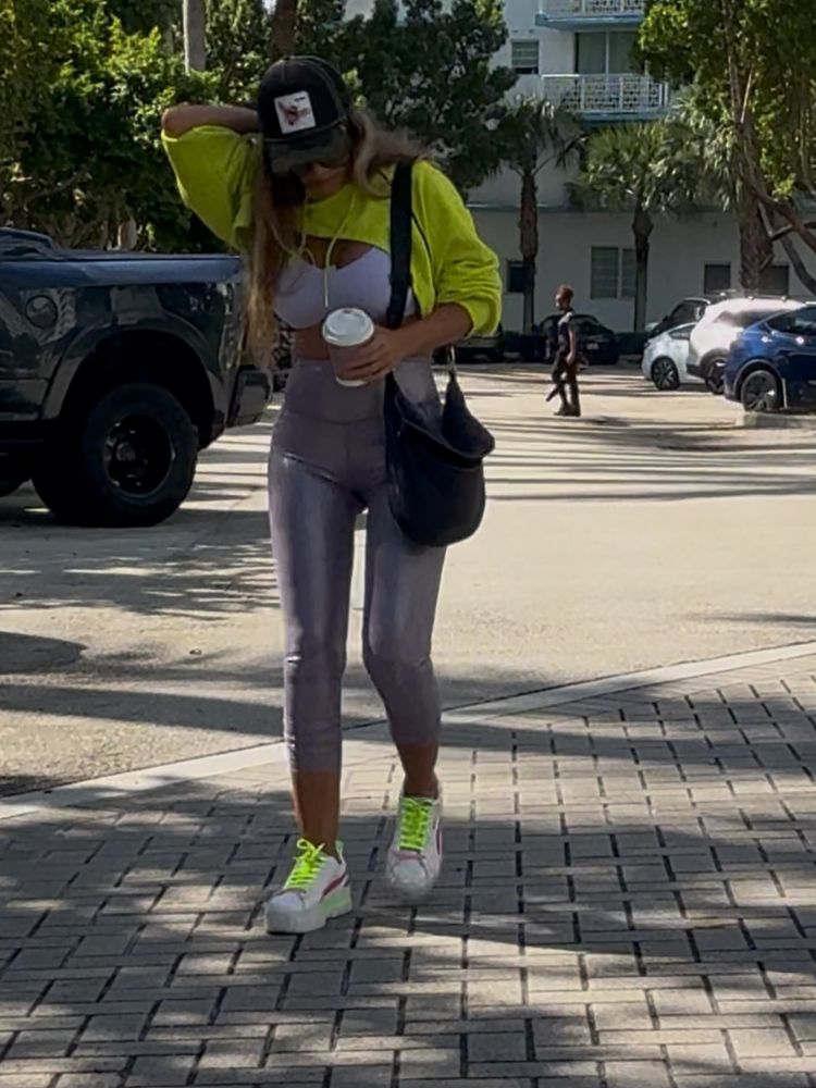 A los 54 años, Mónica Ayos presumió su figura con un look fitness: calza metalizada y colores neón en tendencia