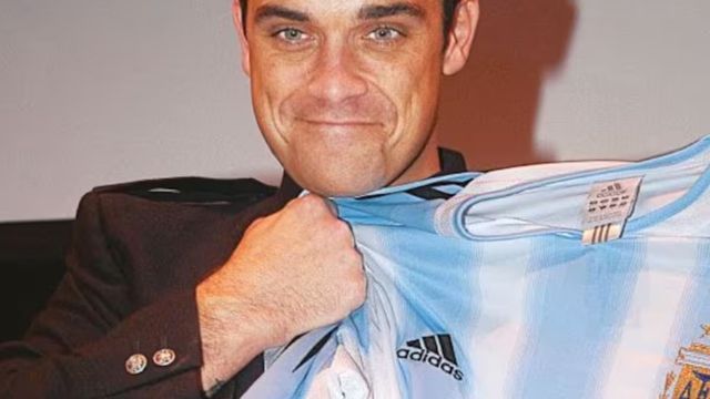 El día que Robbie Williams estuvo en Videomatch: le cantó "Feel" a Silvina Luna y bailó con el Oso Arturo