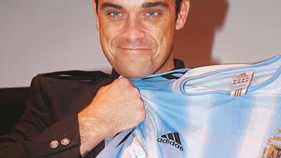 El día que Robbie Williams estuvo en Videomatch: cantó "Feel" con Silvina Luna y bailó con el Oso Arturo