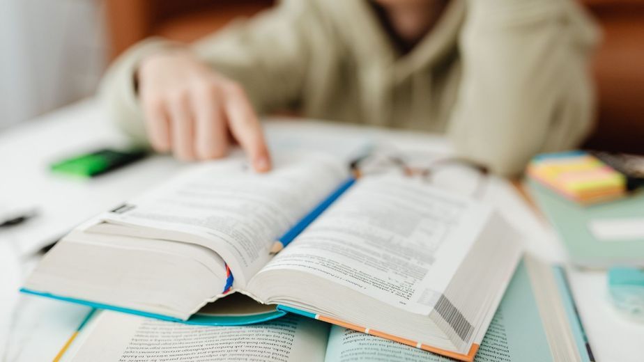 Lanzan 110 becas de hasta $30 millones para estudiantes y docentes universitarios: cómo anotarse