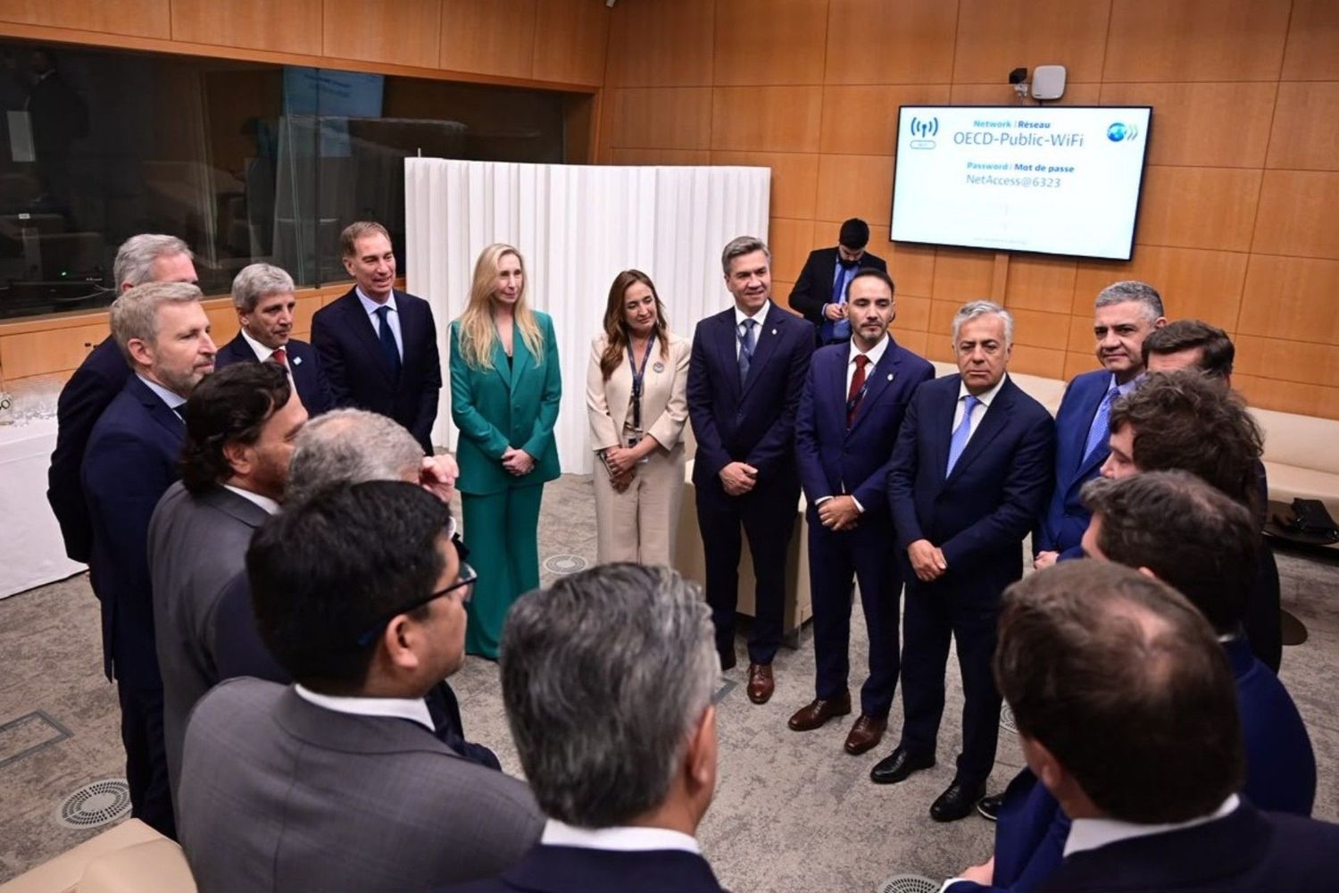 Rogelio Frigerio en París junto al Presidente Milei, Gobernadores y Ministros.