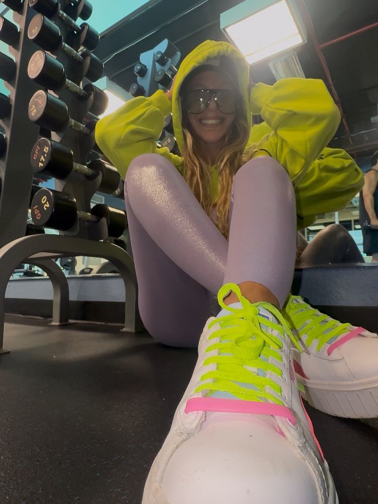 A los 54 años, Mónica Ayos presumió su figura con un look fitness: calza metalizada y colores neón en tendencia