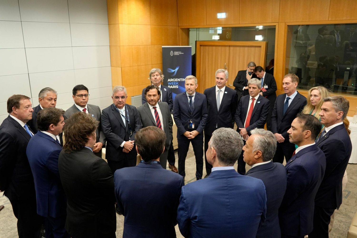 Rogelio Frigerio en París junto al Presidente Milei, Gobernadores y Ministros.