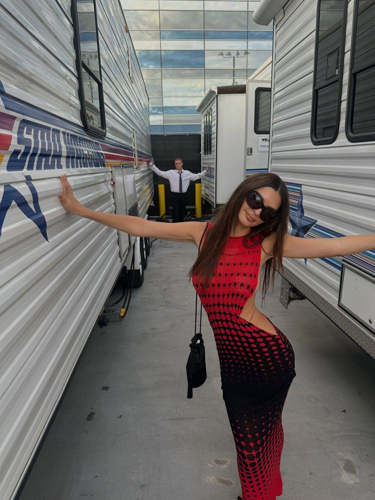 Emily Ratajkowski deslumbró con un jugado vestido con aberturas extremas y se llevó todas las miradas