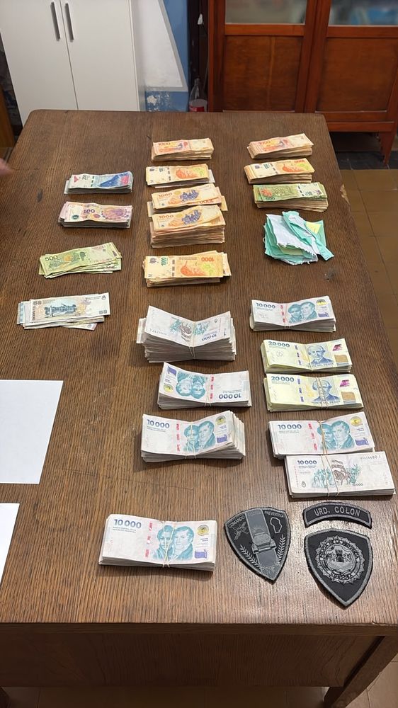 El dinero recuperado luego del control policial en Córdoba.