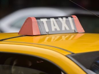 Controlaron un taxi y encontraron una fortuna que robaron en Córdoba