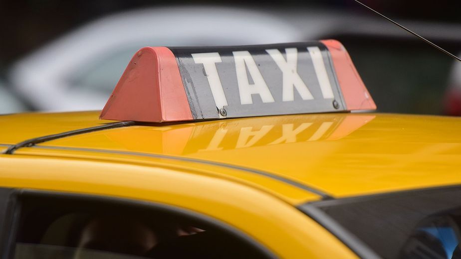 Controlaron un taxi y encontraron una fortuna que robaron en Córdoba