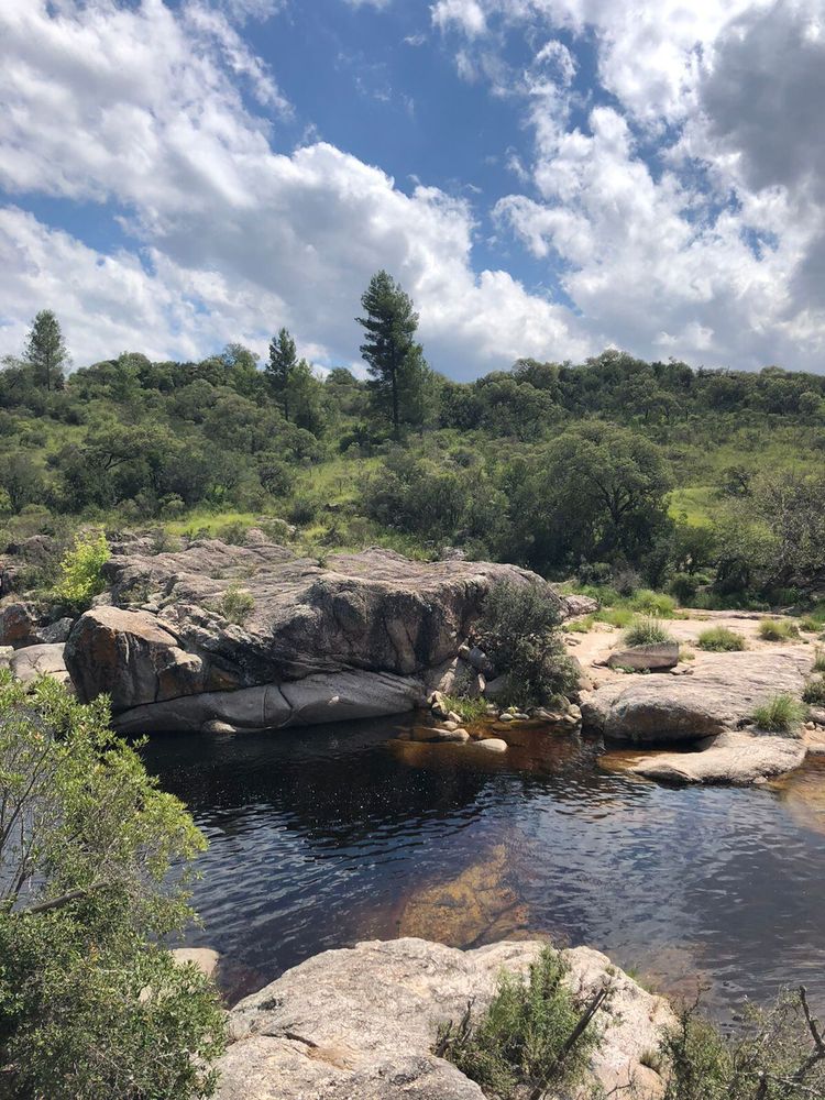 Uno de los recorridos más atractivos sigue el arroyo Los Chorrillos, un curso serrano que atraviesa grandes superficies de piedra y forma pequeños saltos, ollas naturales, canales y sectores de agua cristalina.