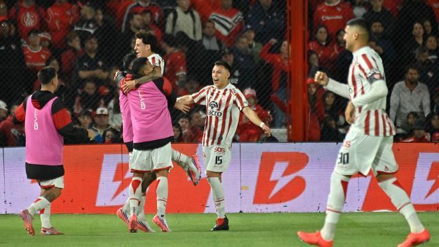 Golazo de Instituto para abrir el marcador en Avellaneda, por Jeremías Lázaro.