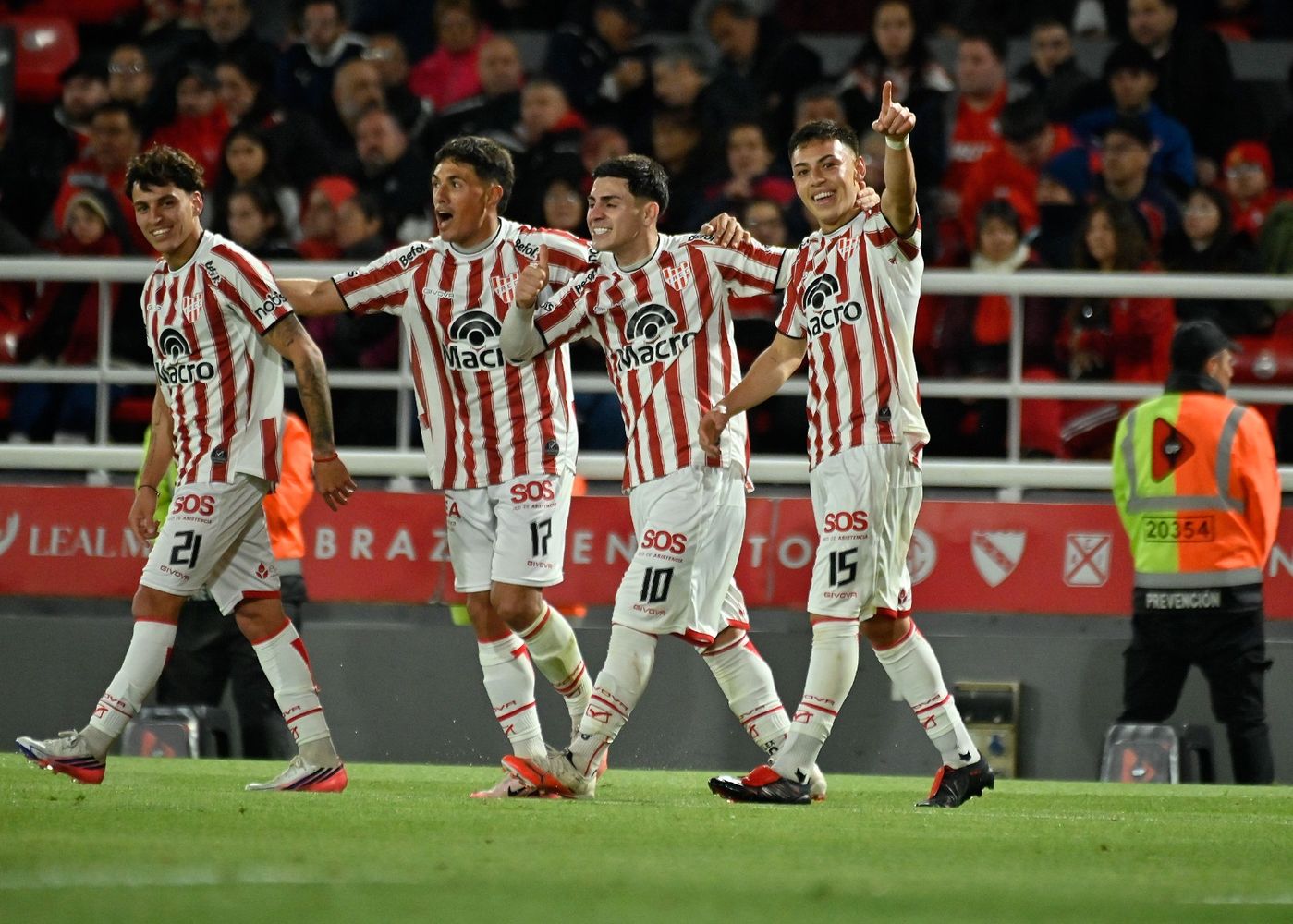 Matias Gallardo (15), anotó un golazo para el impactante 4-1 de Instituto sobre Independiente. Categórico el puntero cordobés.