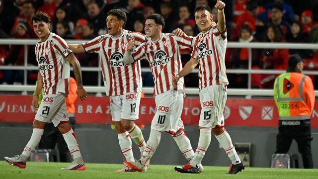 Matias Gallardo (15), anotó un golazo para el impactante 4-1 de Instituto sobre Independiente. Categórico el puntero cordobés.