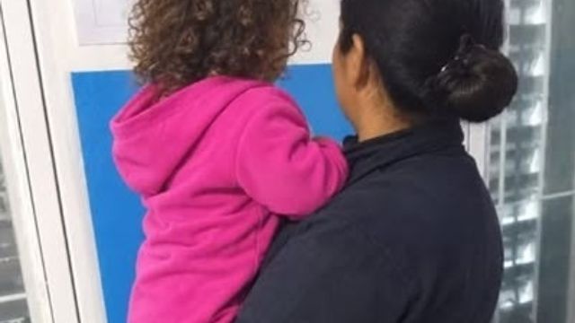 Una pequeña de 3 años fue contenida por la Policía bajo las directivas de la Secretaría de Familia hasta volver a su casa.