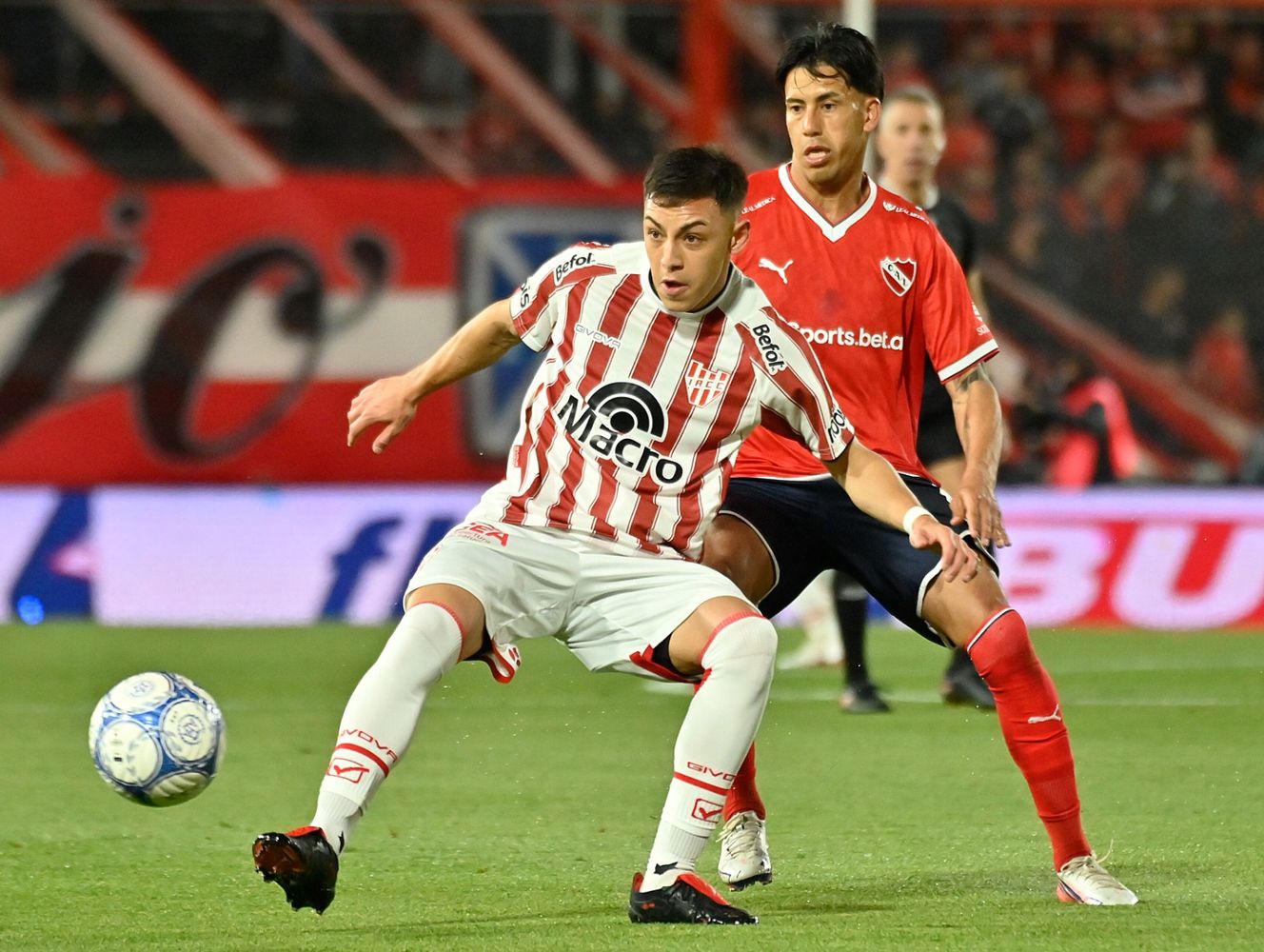 El "Chino" Matías Gallardo, figura de Instituto en el duelo en Avellaneda.