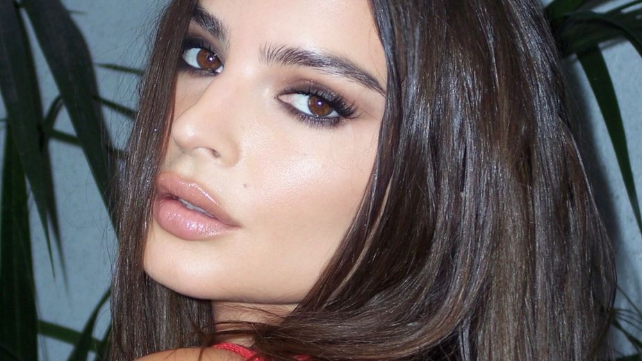 Emily Ratajkowski deslumbró con un jugado vestido con aberturas extremas y se llevó todas las miradas