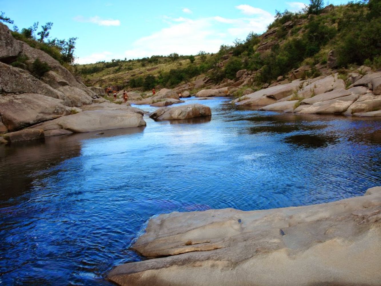 Uno de los recorridos más atractivos sigue el arroyo Los Chorrillos, un curso serrano que atraviesa grandes superficies de piedra y forma pequeños saltos, ollas naturales, canales y sectores de agua cristalina.