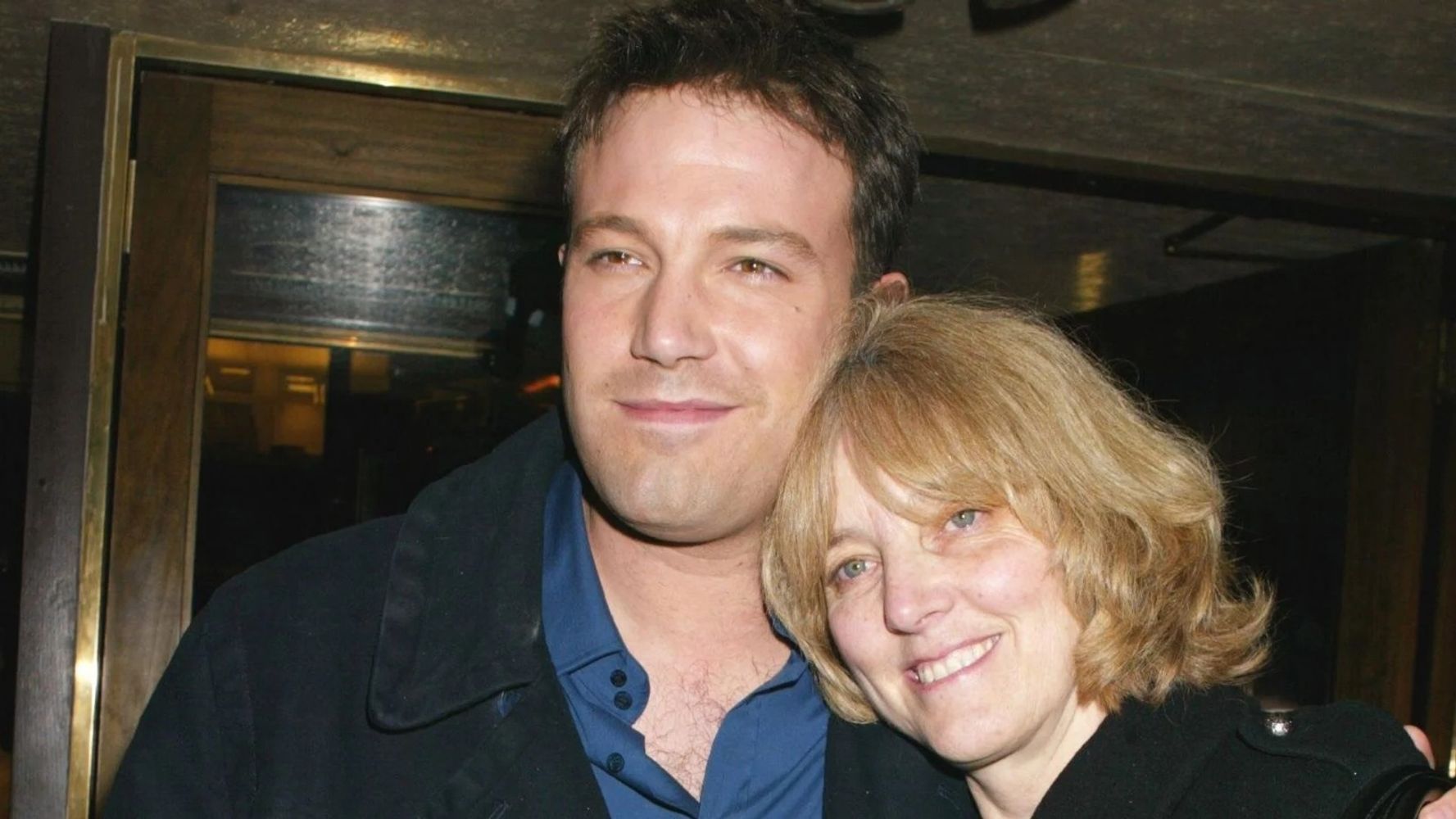 Ben Affleck junto a su mamá.