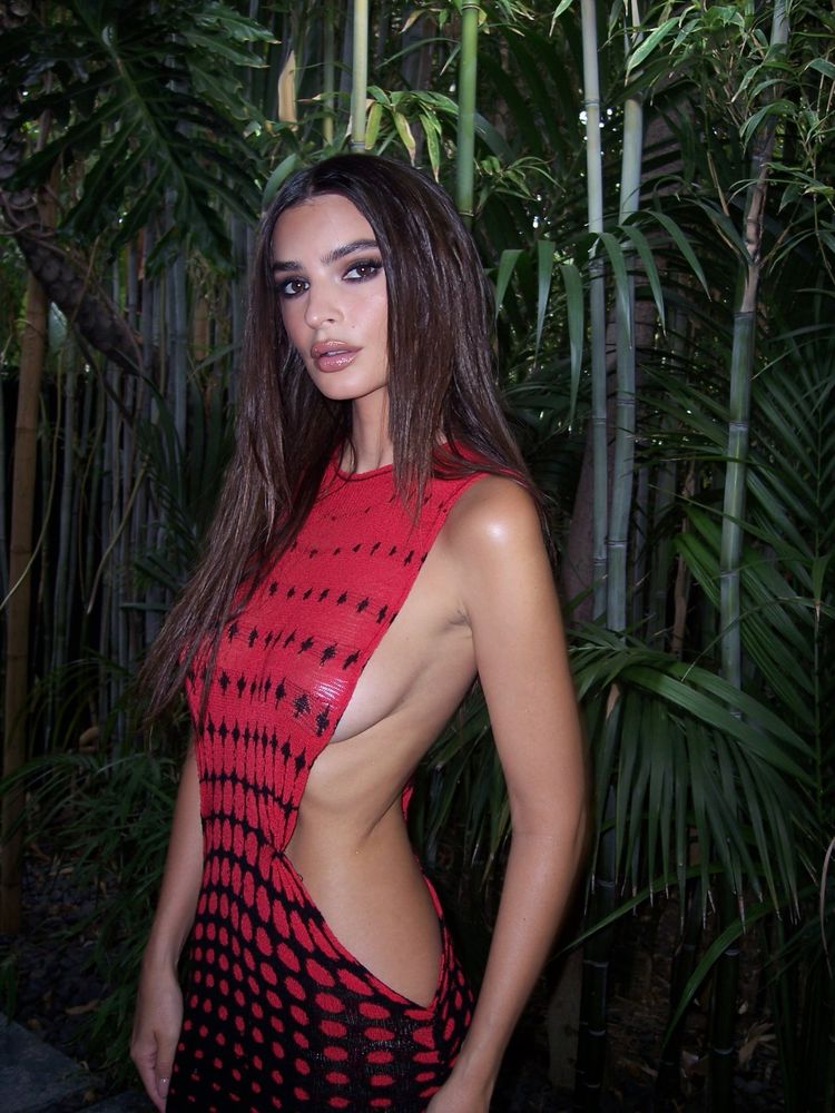 Emily Ratajkowski deslumbró con un jugado vestido con aberturas extremas y se llevó todas las miradas