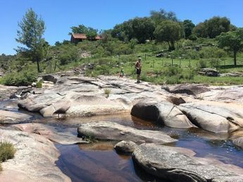 Cabalango y un recorrido serrano entre el arroyo Los Chorrillos y formaciones de piedra