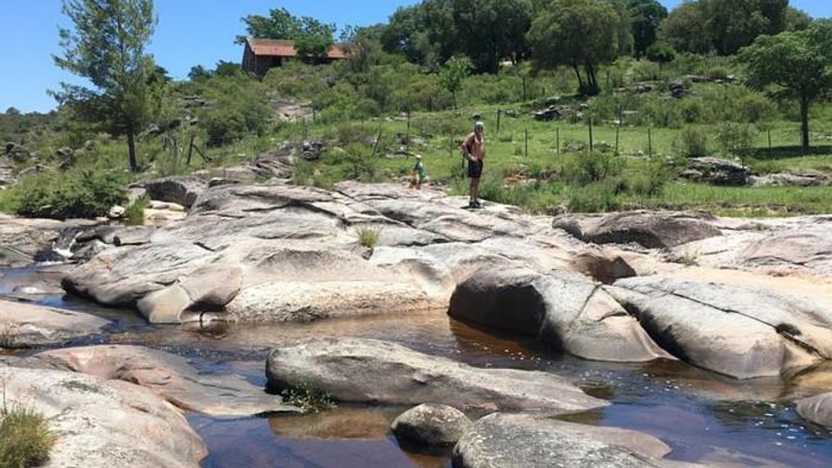 Cabalango y un recorrido serrano entre el arroyo Los Chorrillos y formaciones de piedra