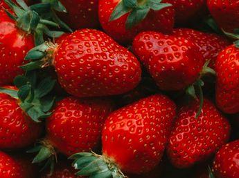 Cuando cortes las frutillas no tires los cabitos, tenés un tesoro: podés hacer una rica y refrescante almíbar para la primavera