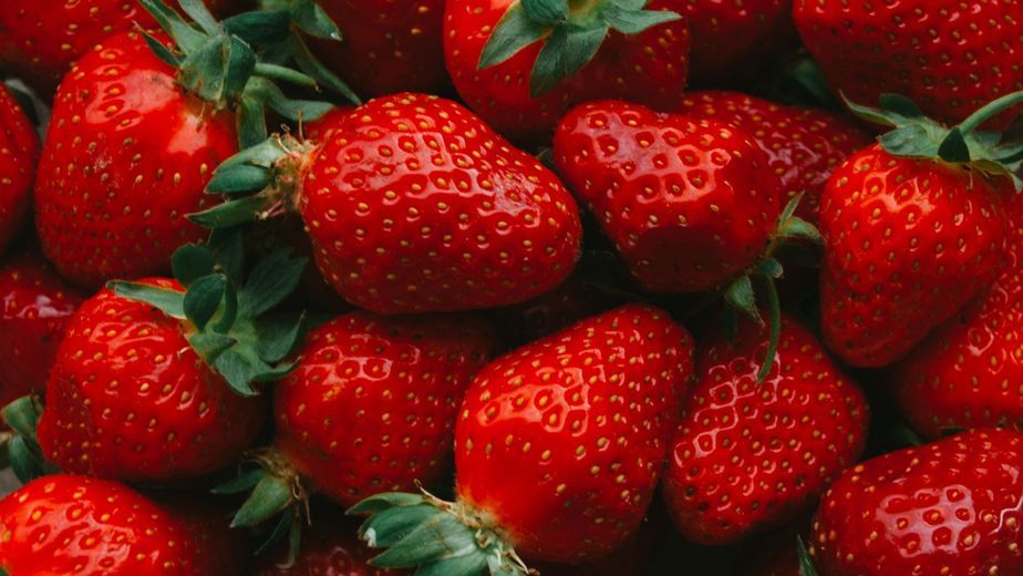 Cuando cortes las frutillas no tires los cabitos, tenés un tesoro: podés hacer una rica y refrescante almíbar para la primavera