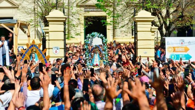 Por qué algunos peregrinos caminan con los brazos arriba.