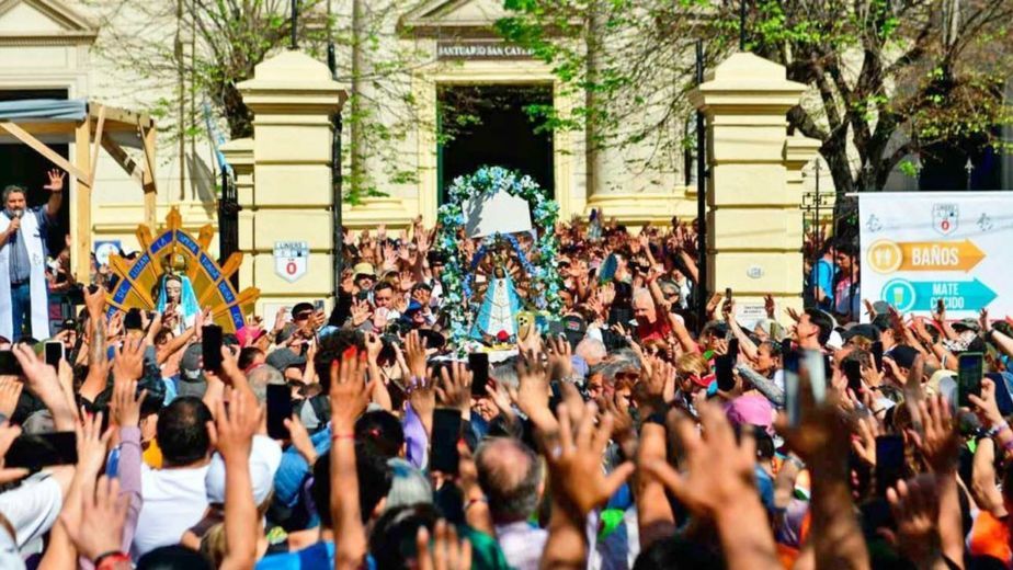 Peregrinación a Luján 2026: este es el verdadero motivo por el que miles de fieles caminan con los brazos en alto