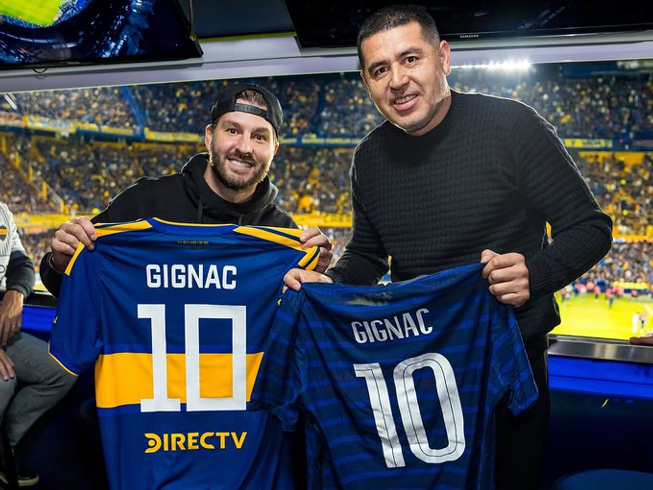 El francés fanático de Boca. André Pierre Gignac alentó al Xeneize y se llevó la camiseta obsequio de Juan Román Riquelme.