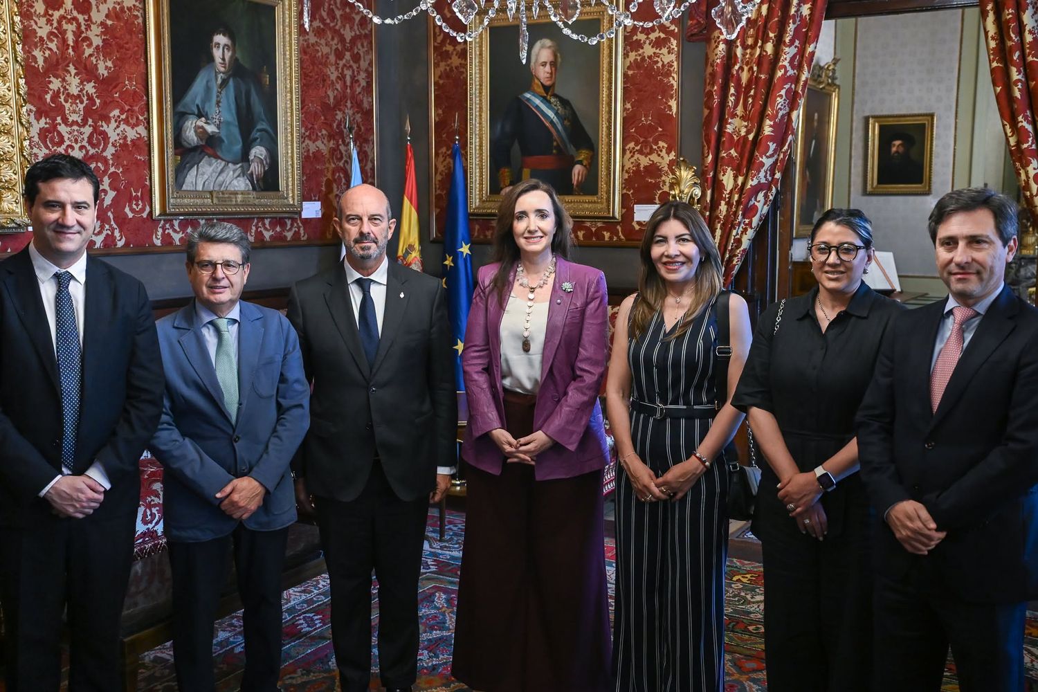 Sandra Mendoza junto a Victoria Villarruel en el Senado de España