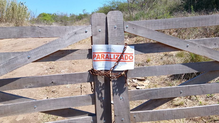 El Municipio de Carlos Paz paralizó trabajos de excavación y desmonte del Grupo Dinosaurio en un Área Protegida