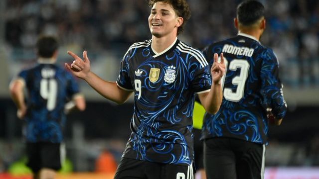 El cordobés Julián Álvarez anotó el quinto para Argentina en el primer tiempo contra Burkina Faso.