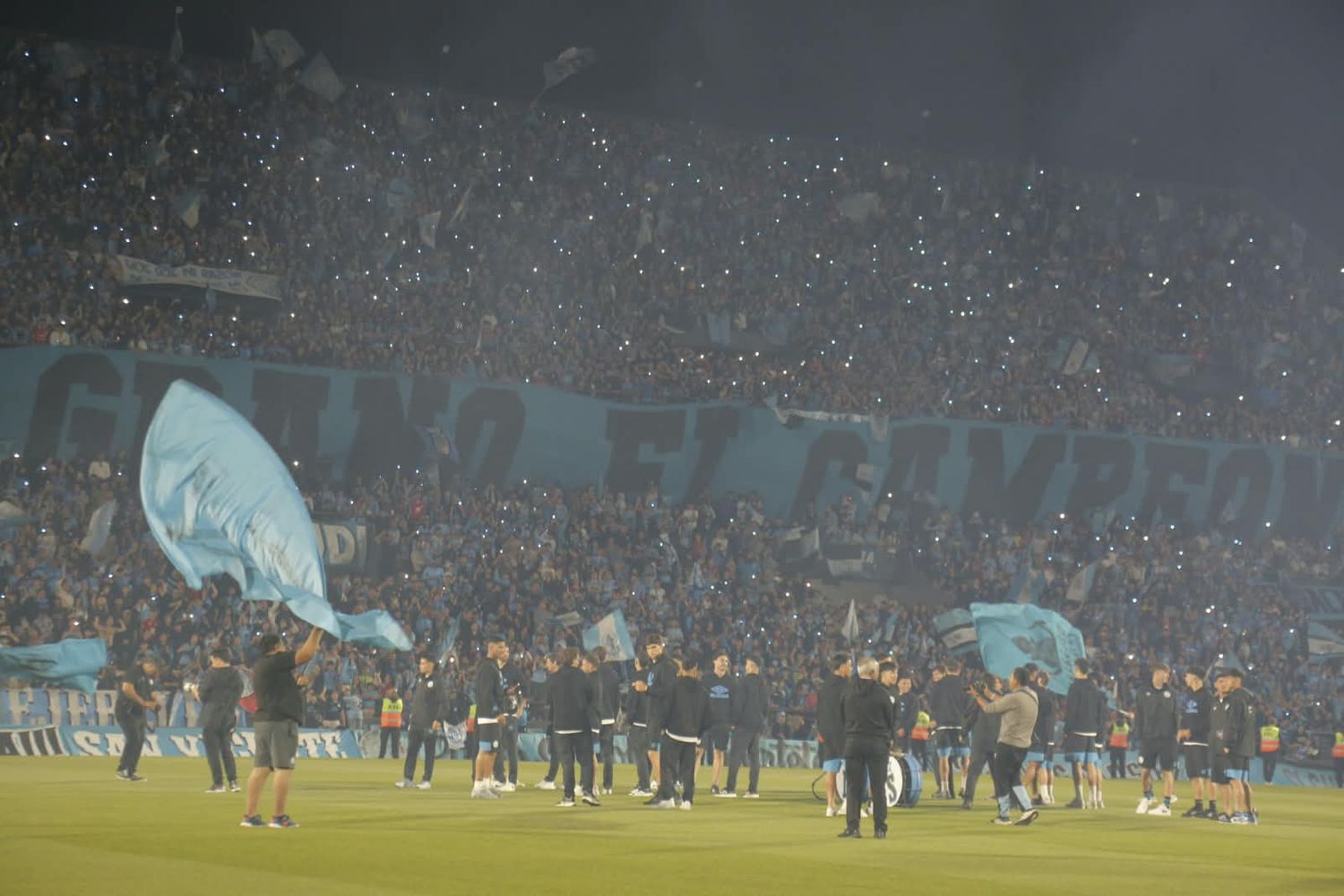 El Gigante y un marco imponente para el banderazo de apoyo a Belgrano.