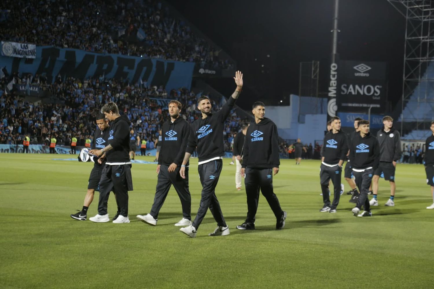 Los jugadores de Belgrano, y un respaldo Gigante.