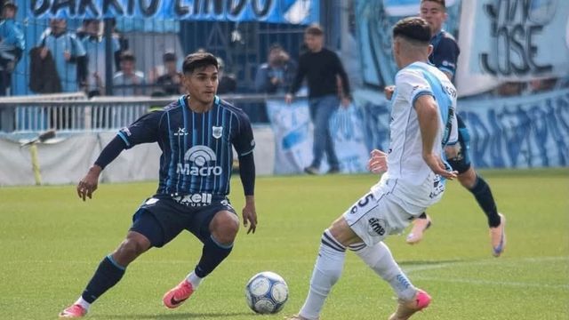 Mauro Cachi abrió el marcador para el "Lobo" con un remate espectacular e inatajable desde afuera del área, en lo que fue el mejor momento del conjunto jujeño en un partido que se le escapó por errores defensivos propios en los minutos finales del primer tiempo.