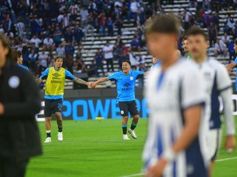 No se vio en TV: tras el Talleres-Belgrano, el gesto de "Uvita" Fernández con un jugador Albiazul