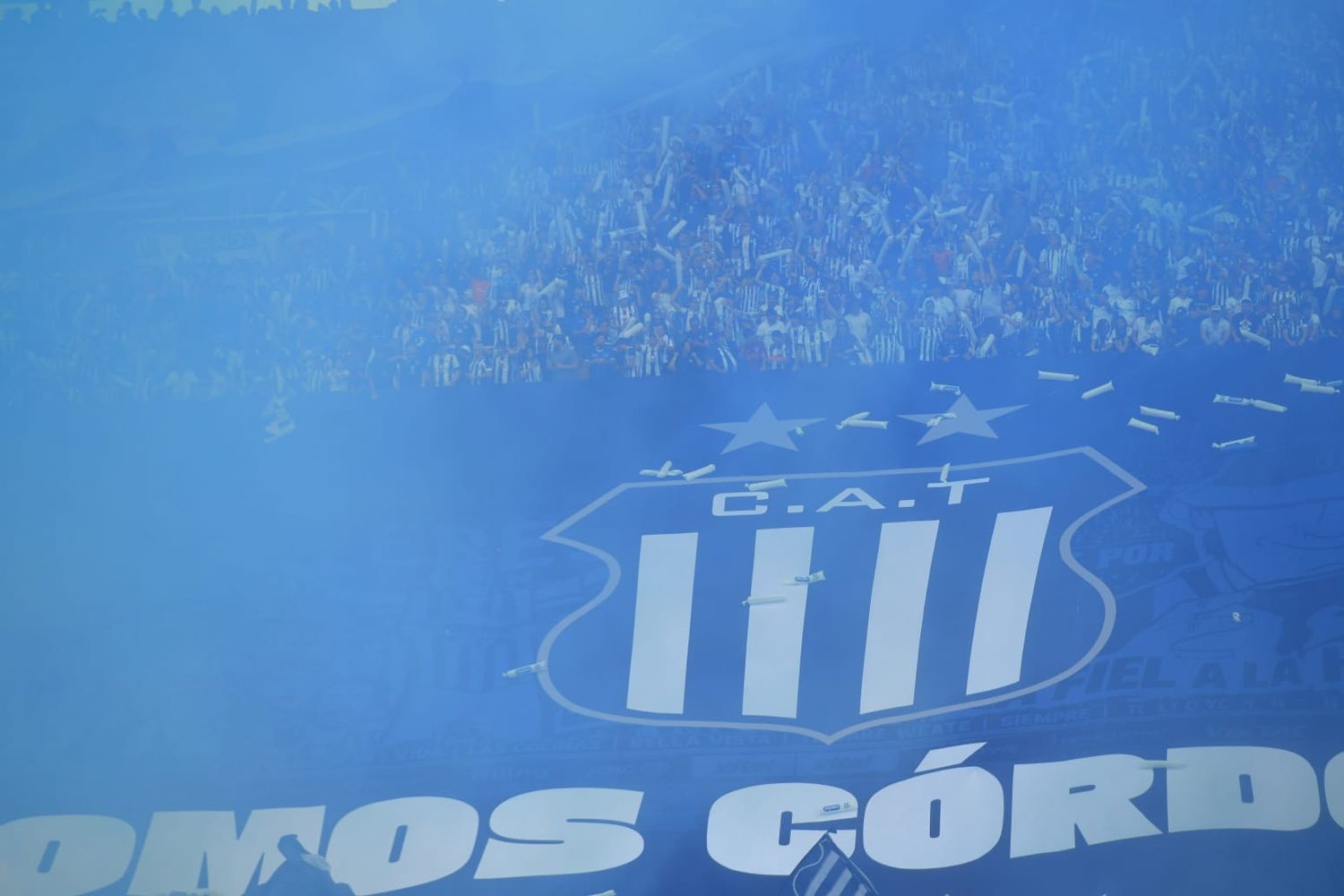 Recibimiento de los hinchas de Talleres en el clásico ante Belgrano en el Kempes