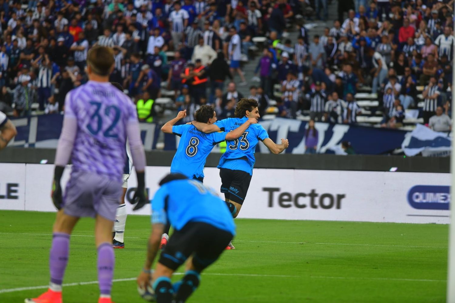 Ramiro Hernándes y Juan Velázquez, asociados en el festejo del gol que fabricaron juntos para que Belgrano le gane a Talleres sobre el final.