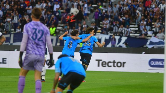 Ramiro Hernándes y Juan Velázquez, asociados en el festejo del gol que fabricaron juntos para que Belgrano le gane a Talleres sobre el final.