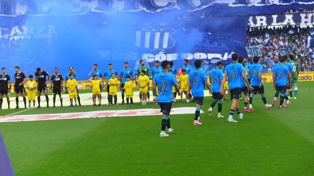 Recibimiento de los hinchas de Talleres en el clásico ante Belgrano en el Kempes