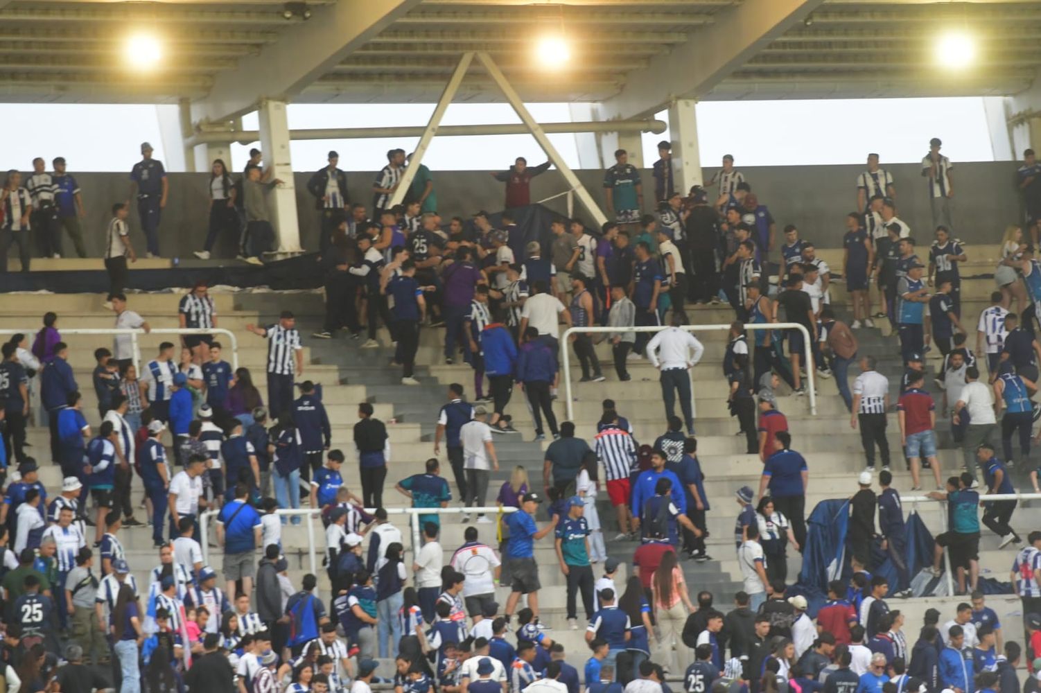 Incidentes al final del clásico en el Kempes.
