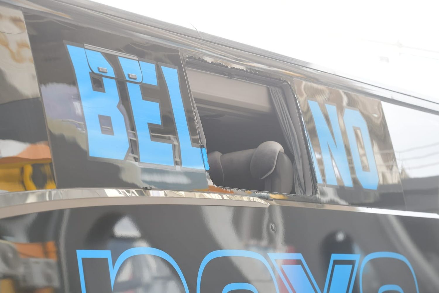 El colectivo de Belgrano fue apedreado antes del ingreso al estadio Kempes para el clásico ante Talleres