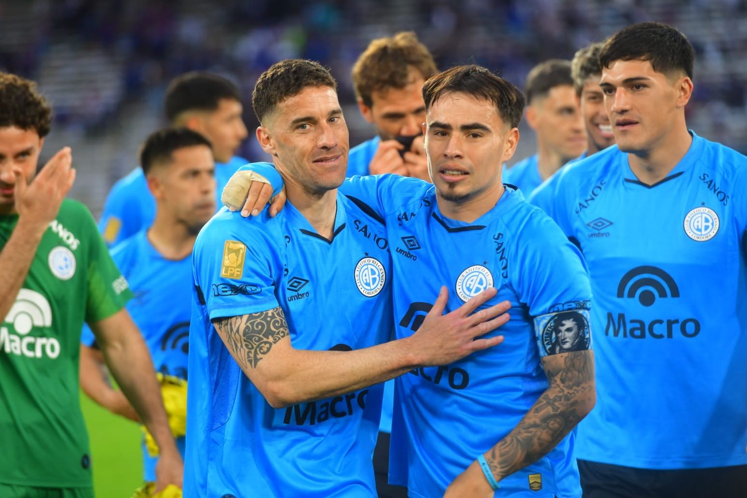 Los festejos de los jugadores de Belgrano en el Kempes después del clásico ante Talleres.