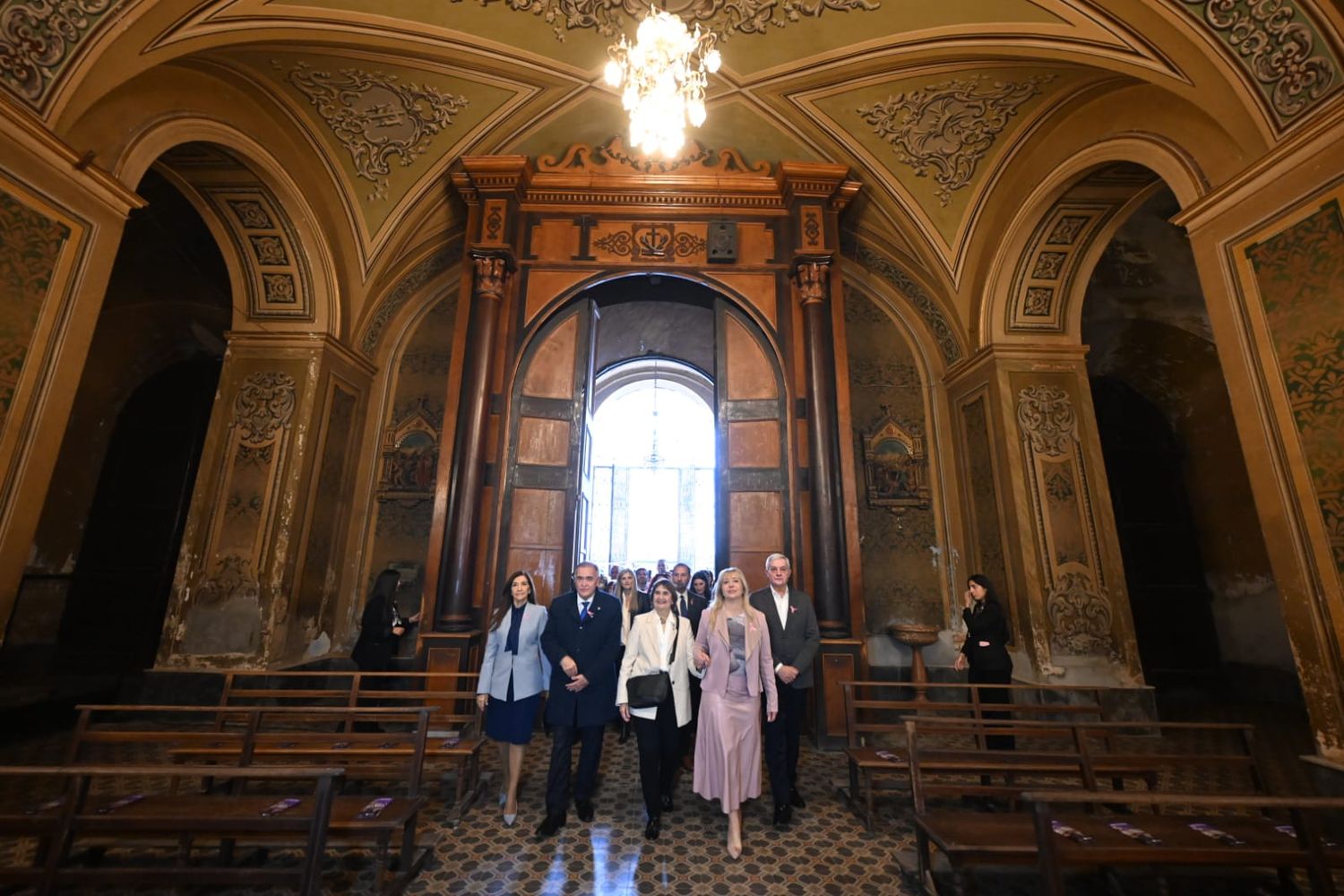 La ceremonia de reapertura marcó el regreso de las actividades religiosas al edificio.