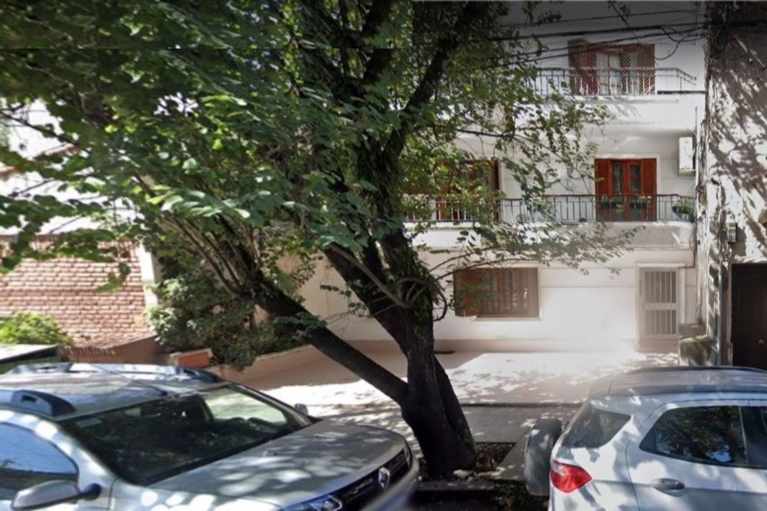 La policía respondió a un llamado al 911 y, tal como había avisado el vecino, halló un cuerpo sin vida y con serias lesiones, en el interior de un departamento de la calle General Paz de esta ciudad.