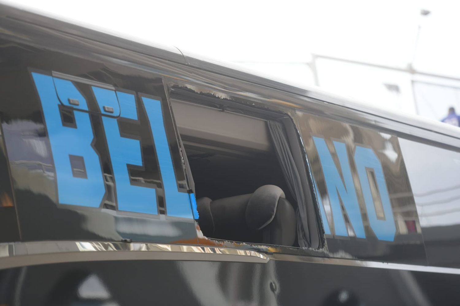 El colectivo de Belgrano fue apedreado antes del ingreso al estadio Kempes para el clásico ante Talleres