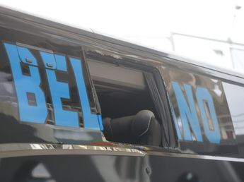Agredieron al colectivo de Belgrano en el ingreso al Kempes para el clásico contra Talleres