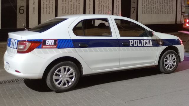 Un hombre de 26 años llamó al 911 para avisar que en su edificio había un cadáver, luego se resistió a atender a la policía y se convirtió en sospechoso del crimen.